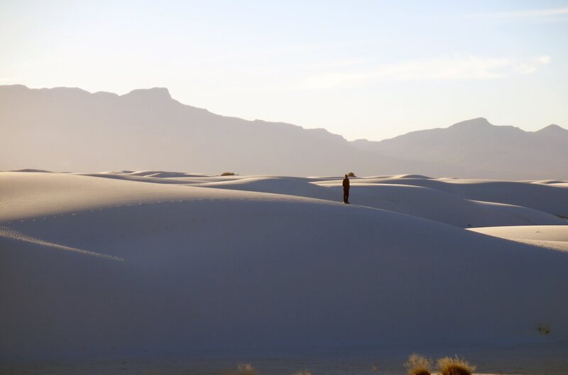 Der Physiker Dr. Hakeem Oluseyi im White-Sands-Nationalpark veranschaulicht Einsteins Theorie. – Bild: BBC/​Michael Lachmann