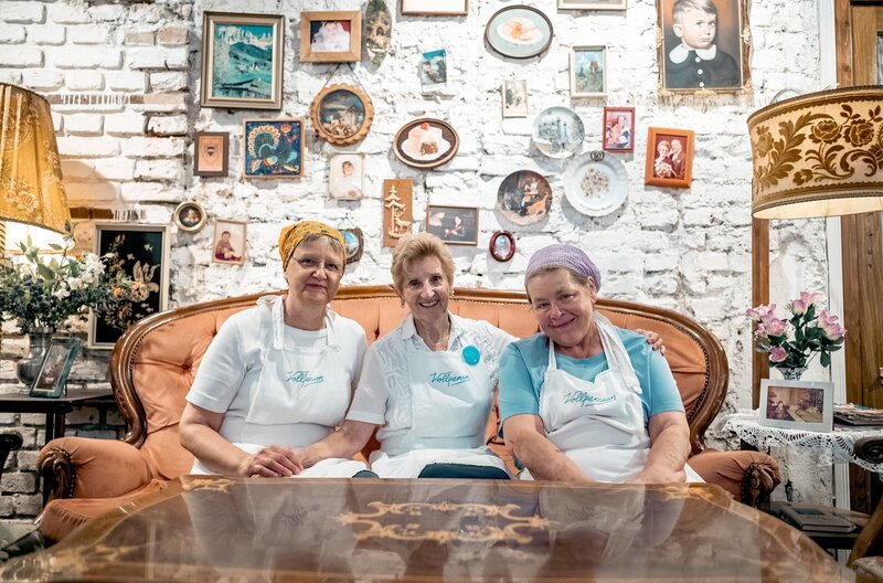 Resi (62), Marianne (80) und Katrin (68, v.l.) arbeiten im Café „Vollpension“ – und lieben es. – Bild: WDR /​ Florian Kroker
