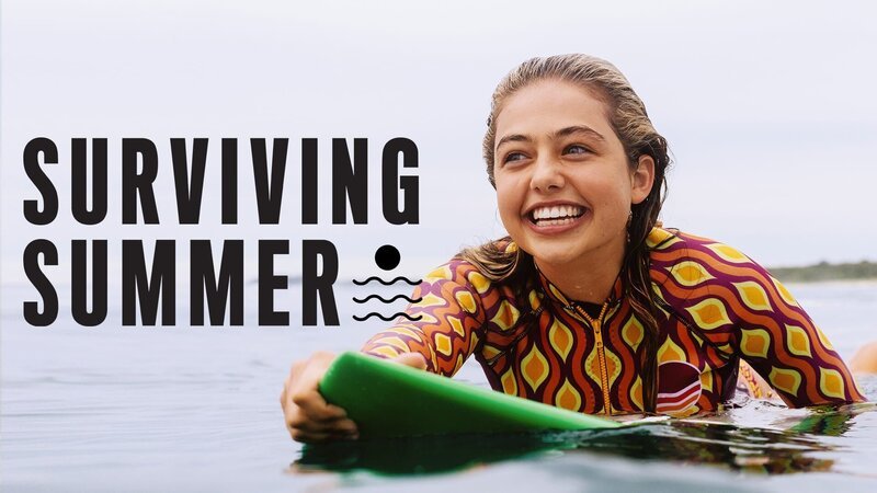 Wren (Annabel Wolfe) beim Surfen – Bild: ZDF/​Caitlin Miers
