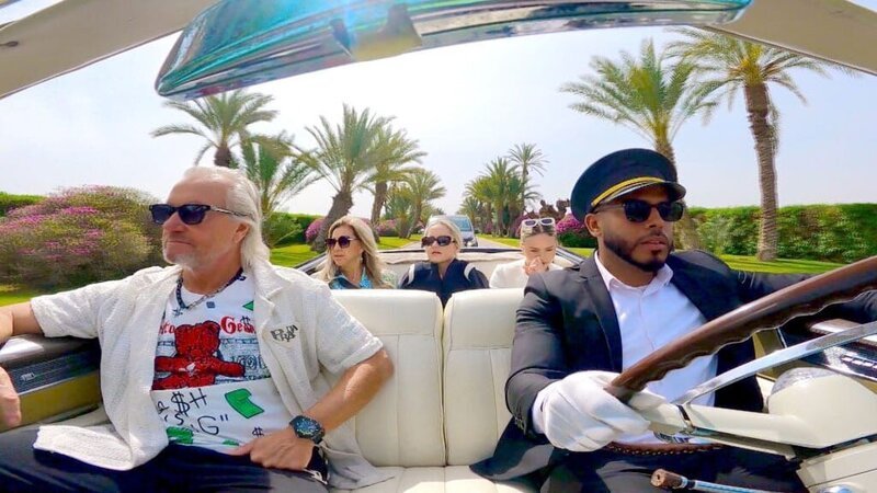 In Marokko leben die Geissens wie der König selbst. Sie kaufen bei Yves Saint Laurent, Balmain und Hermès ein. Robert entdeckt eine neue Geschäftsidee: Touristenbesuche in die Villa Geissini. Genügend Reisebusse stehen jedenfalls oft davor. – Bild: RTLZWEI