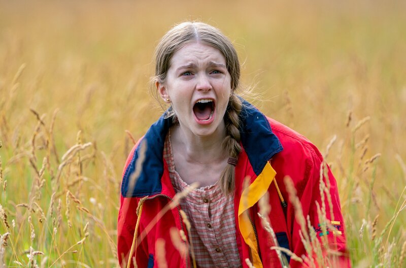 Kurz nach ihrer Ankunft in St. Belvedere begegnet die 14-jährige Emerson Grimm (Summer H. Howell) in der Wildnis außerhalb der Stadt einem „Monster“. – Bild: Shawn Goldberg/Junafilm/Elevation Pictures Kurz nach ihrer Ankunft in St. Belvedere begegnet die 14-jährige Emerson Grimm (Summer H. Howell) in der Wildnis außerhalb der Stadt einem „Monster“. – Bild: Shawn Goldberg/Junafilm/Elevation Pictures