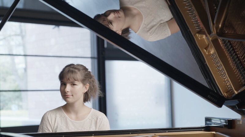 Pianistin Manoush Toth am Klavier – Bild: SRF