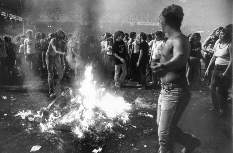 Bei der „Disco Demolition Night“ wurden Disco-Schallplatten öffentlich zerstört. Disco stand für eine Mode und kulturelle Strömung, gegen die sich insbesondere Rock-Fans wehrten. – Bild: Chicago Sun-Times Media Inc./​All rights reserved