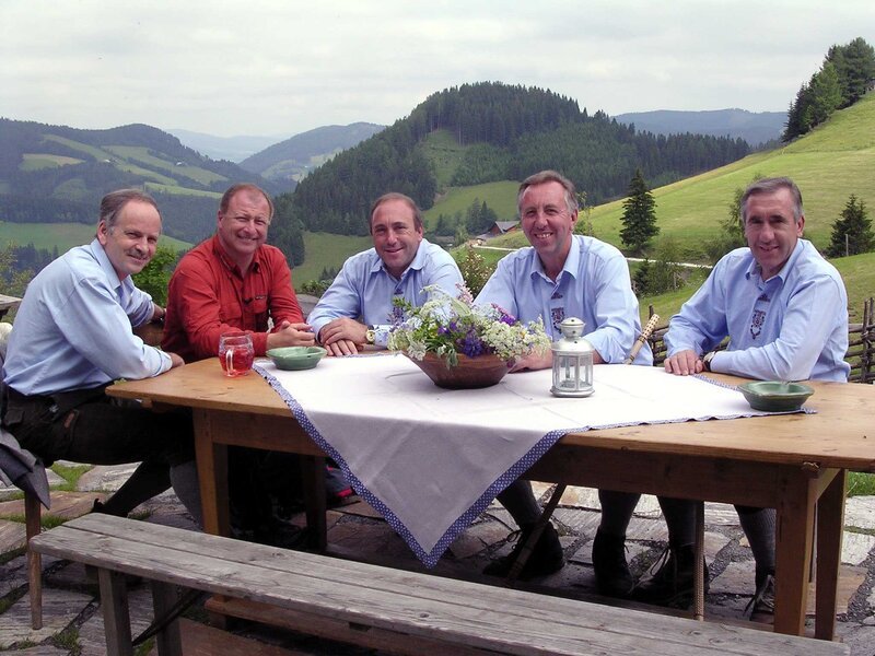 Harry Prünster mit den Stoakogler. – Bild: ORF/​Gerd H. Zengerer