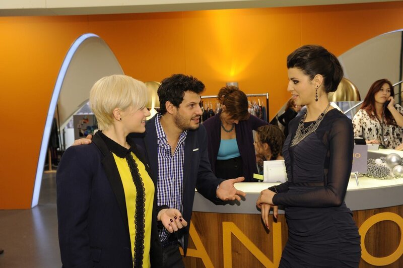 Olivia (Kasia Borek, l.) und Luca (Manuel Cortez, 2.v.l.) beauftragen Carla (Sarah Mühlhause) mit dem Hochzeitskleid … – Bild: SAT.1