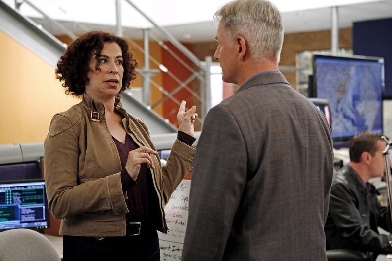 Ein neuer Fall beschäftigt NCIS Special Agent Vera Strickland (Roma Maffia, l.) und Gibbs (Mark Harmon, r.). – Bild: PLURIMEDIA (CBS Broadcasting Inc.)