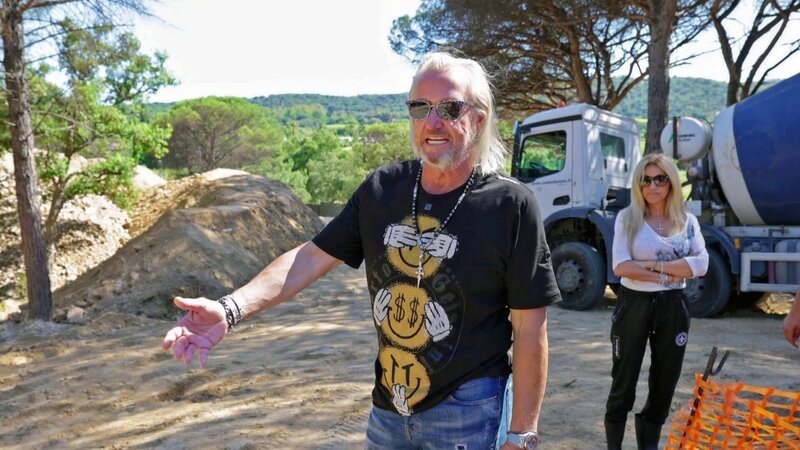 Die Großbaustelle in Saint-Tropez gestaltet sich chaotischer als erwartet. Carmen ist von den Plänen des neuen Familienzuhauses enttäuscht. – Bild: RTLZWEI