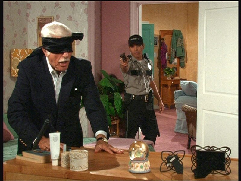 Mark Sloan (Dick Van Dyke, l.) wird von einem Wachmann dabei ertappt, wie er als „Blinder“ versucht, das Alibi einer Mörderin zu erschüttern. – Bild: Sat.1 Gold