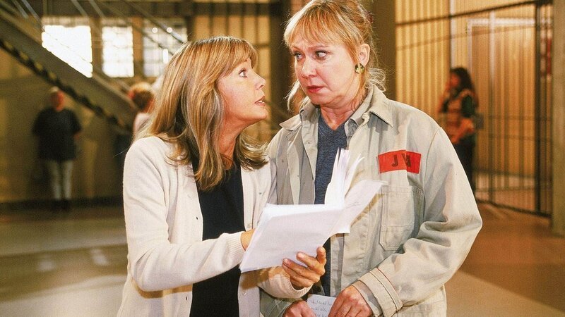 Ilse (Christiane Reiff, re.) soll einen Roman für einen Verlag schreiben und bekommt plötzlich eine Schreibblockade. Zu allem Überfluß nervt sie Jeanette (Christine Schuberth) mit ihrem schlechten Manuskribt. – Bild: RTL