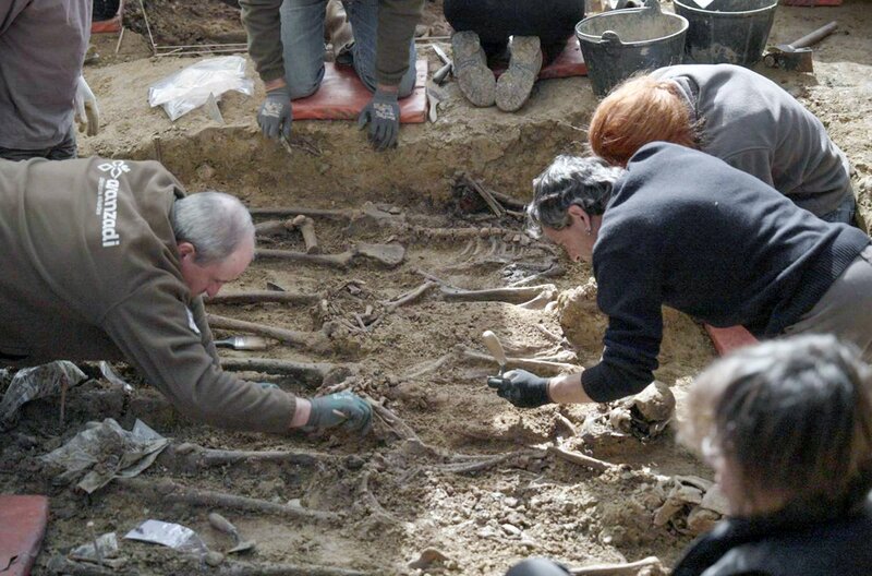 Zu Beginn des Regimes verschwanden bis zu 200.000 Menschen. Angehörige suchen teils jahrzehntelang nach ihren Überresten – so auch in Amorebieta im Baskenland, wo ein Massengrab ausgegraben wird. – Bild: Siècle Productions