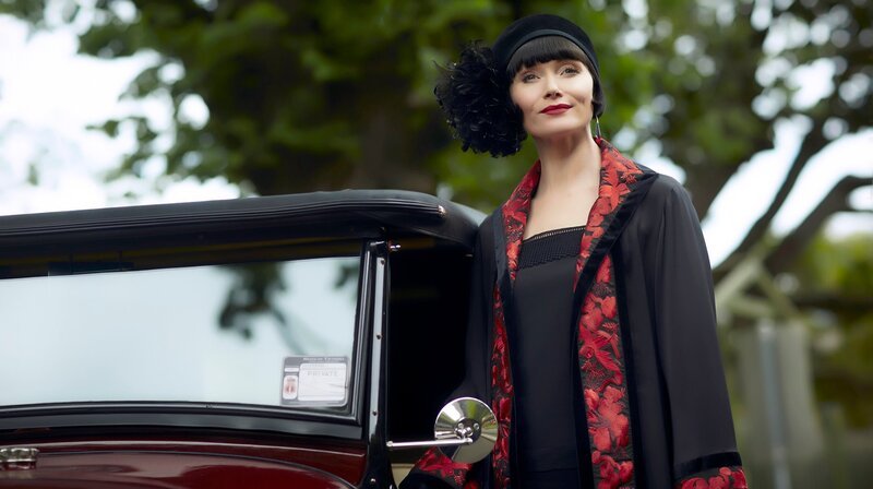 Miss Fisher (Essie Davis) bei Ihrem nächsten Fall. – Bild: WDR/​Every Cloud Productions