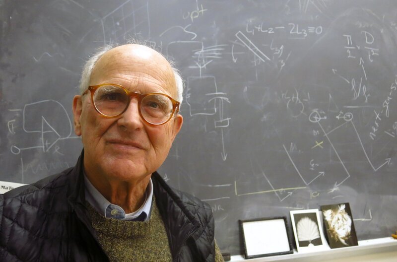 Rainer Weiss ist Professor am Massachusetts Institute of Technology. Im Jahr 2017 gewann er den Nobelpreis der Physik für die Beobachtung von Gravitationswellen. – Bild: BBC/​Michael Lachmann