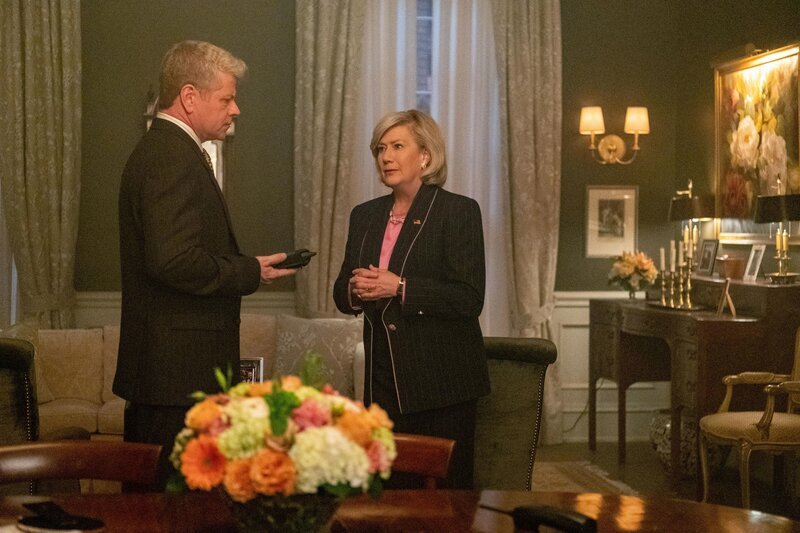 Paul Krendler (Michael Cudlitz, l.); Ruth Martin (Jayne Atkinson, r.) – Bild: CBS Broadcasting Inc. All Rights Reserved /​ Brooke Palmer