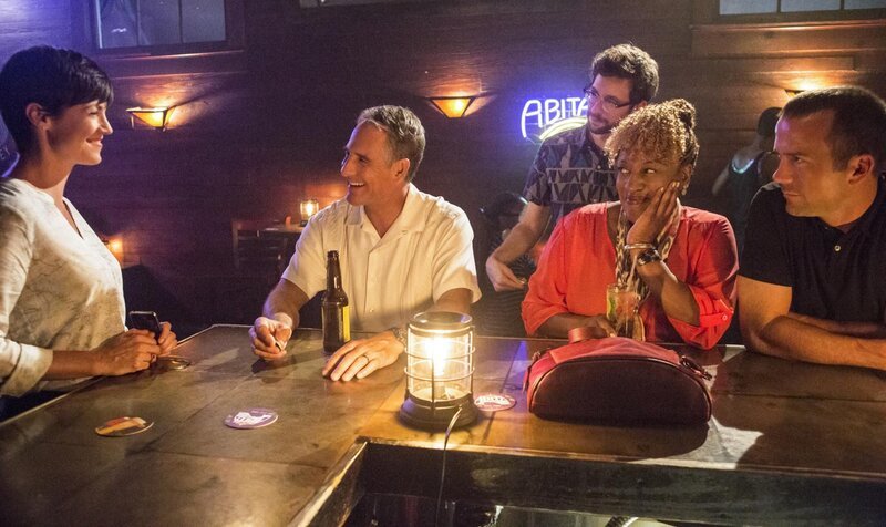 Genießen ihren Feierabend: Meredith (Zoe McLellan, l.), Dwayne (Scott Bakula, 2.v.l.), Sebastian (Rob Kerkovich, M.), Loretta (CCH Pounder, 2.v.r.) und Christopher (Lucas Black; r.) … – Bild: CBS Broadcasting Inc.