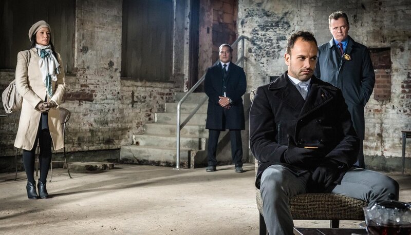 Dr. Watson (Lucy Liu) und Sherlock Holmes (Jonny Lee Miller) suchen Moriarty in ihrer Gefängniszelle auf. – Bild: CBS Television