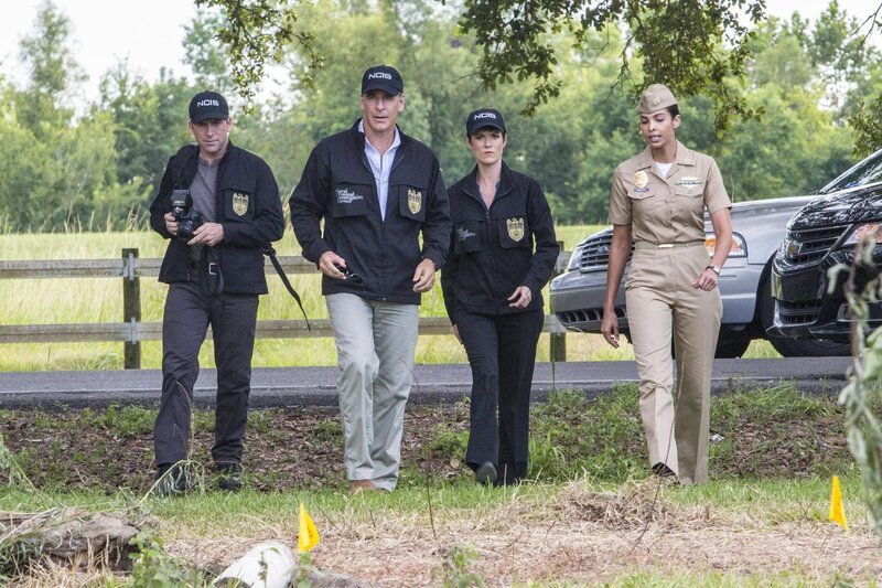 Einige Marinehäftlinge sind auf der Flucht. Pride (Scott Bakula, 2.v.l.), Lasalle (Lucas Black, l.), Brody (Zoe McLellan, 2.v.r.) und Navy Lieutenant Adele (Felisha Terrell, r.) versuchen alles, um sie schnellstmöglich wieder zu fassen … – Bild: CBS Broadcasting Inc.