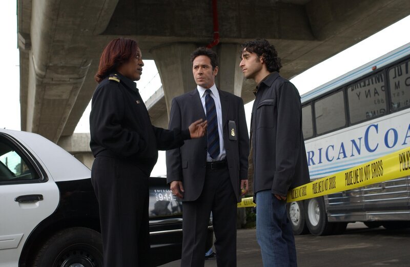 Gemeinsam versuchen sie einen schwierigen Fall zu lösen: Lt. Lee Havercamp (CCH Pounder, l.), Charlie (David Krumholtz, r.) und Don (Rob Morrow, M.) … – Bild: Paramount Network Television