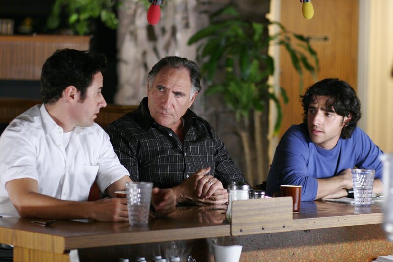 Gehen den Fall von Finn Montgomery noch einmal durch: Don (Rob Morrow, l.), Charlie (David Krumholtz, r.) und Alan (Judd Hirsch, M.) … – Bild: Paramount Network Television