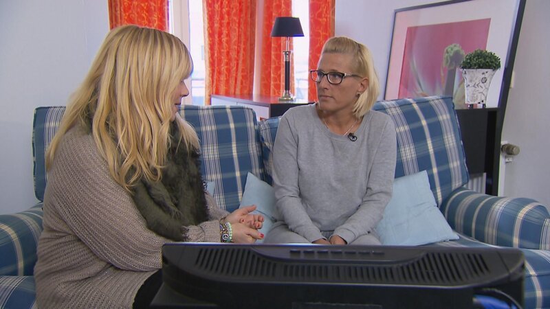 Marie-Luise (r.) hofft auf Julia Leischik (l.). Die junge Frau möchte endlich ihre ältere Schwester Marina finden. Julia macht sich auf die Suche … – Bild: © SAT.1