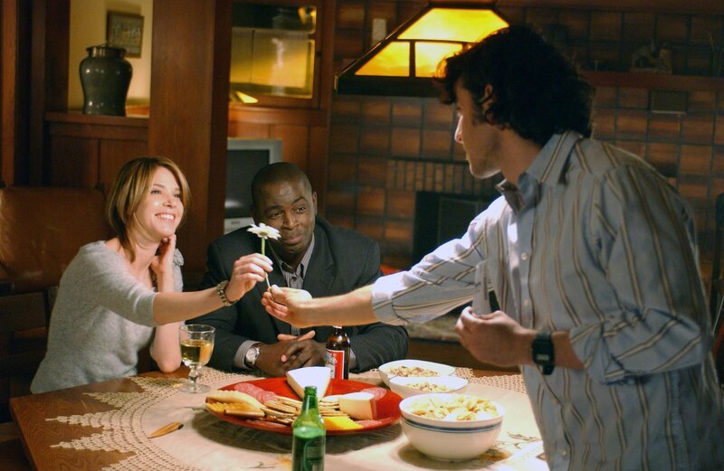 Ein gemütliches Abendessen: Terry (Sabrina Lloyd, l.), David (Alimi Ballard, M.) und Charlie (David Krumholtz, r.) … – Bild: Paramount Network Television