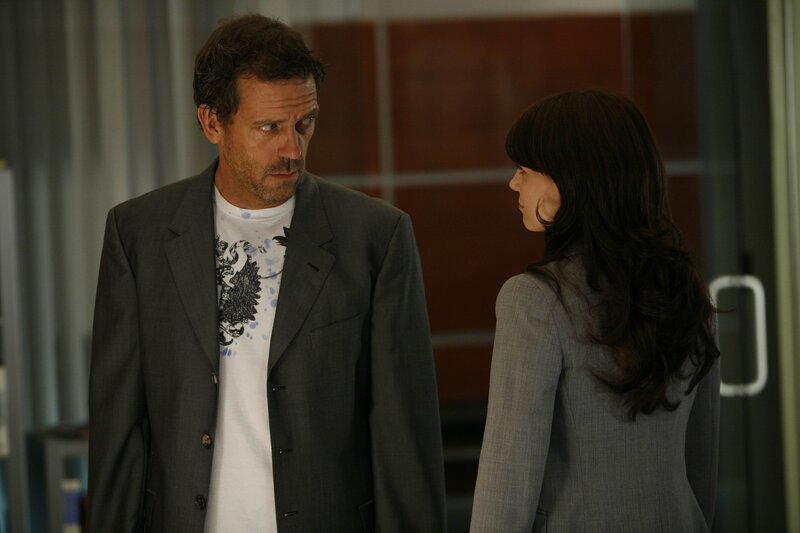 Dr. Allison Cameron (Jennifer Morrison, r.) übergibt Dr. Gregory House (Hugh Laurie, l.) ihre Kündigung. Der würde natürlich nie zugeben, dass ihn das hart trifft … – Bild: NBC Universal Television Studio