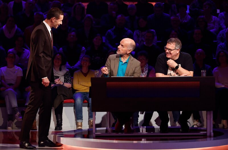 Moderator Kai Pflaume (l.) mit Rateteam-Kapitän Elton (r.) und dem Schauspieler und Komiker Christoph Maria Herbst (M.). – Bild: ARD/​Morris Mac Matzen