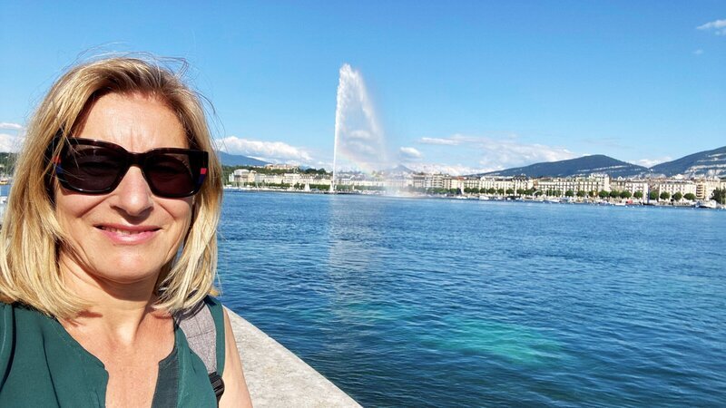 Schweiz-Korrespondentin Raphaela Stefandl in Genf vor dem Wahrzeichen ‚Jet d‘eau’, einem Springbrunnen im Genfersee mit einem bis zu 140 Meter hohen Wasserstrahl. – Bild: 3sat