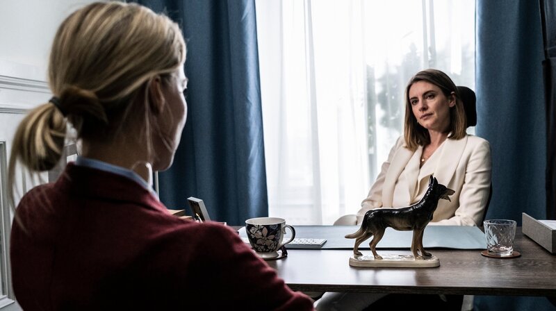 Als Freundin des Opfers zählt Sanna (Malin Crépin, r.) für Carlsson (Agnes Lindström Bolmgren, l.) zu den Verdächtigen. – Bild: ARD Degeto/​Yellow Bird/​Cmore/​TV4/​Jonath Mathew