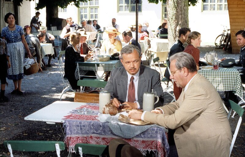 Polizist Grüner (Gerd Fitz) und Karl Grandauer (Jörg Hube, links) – Bild: BR/​Tellux-Film GmbH