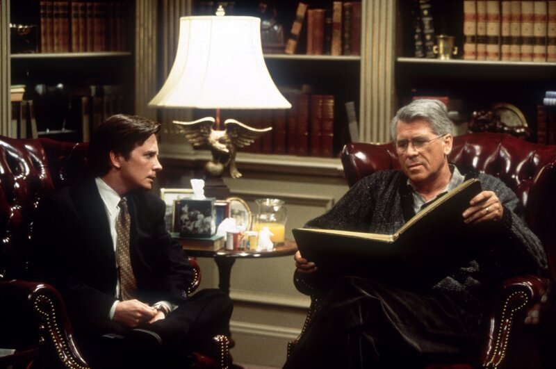 Mike (Michael J. Fox, l.) soll für seinen Chef Winston (Barry Bostwick, r.) den Scheidungsanwalt spielen … – Bild: ProSieben Fun