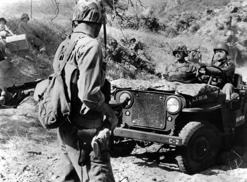 Im Auto: Robert Keith als der Oberst (li) und Aldo Ray als der Sergeant Montana. – Bild: MDR/HR/WDR/DMS Im Auto: Robert Keith als der Oberst (li) und Aldo Ray als der Sergeant Montana. – Bild: MDR/HR/WDR/DMS
