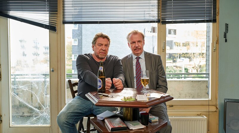 Die Chancen, ohne Lösungszettel die nächste Quiz-Show-Frage beantworten zu können, stehen für Günther (Armin Rohde, li.) und Wolfgang (Ludger Pistor) nicht besonders gut. – Bild: WDR/​Frank Dicks