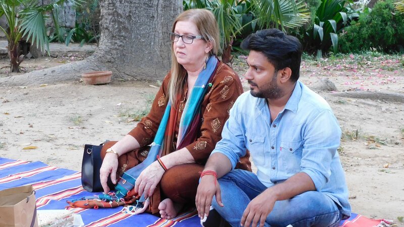 Jenny and Sumit at a picnic with friends in India. – Bild: Discovery Communications, LLC