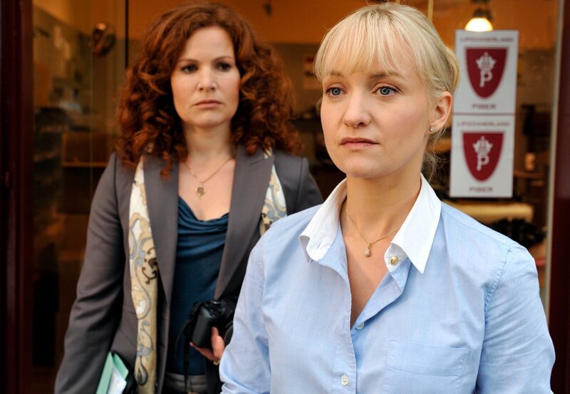 Mit Petra (Marie Munz, links) gibt es immer wieder Konflikte. Katharina (Eva Herzig) merkt deutlich, wie sehr sich Petra daran stört, dass sie nun mit Michael und Lena zusammenlebt. – Bild: ARD/​ORF/​Petro Domenigg