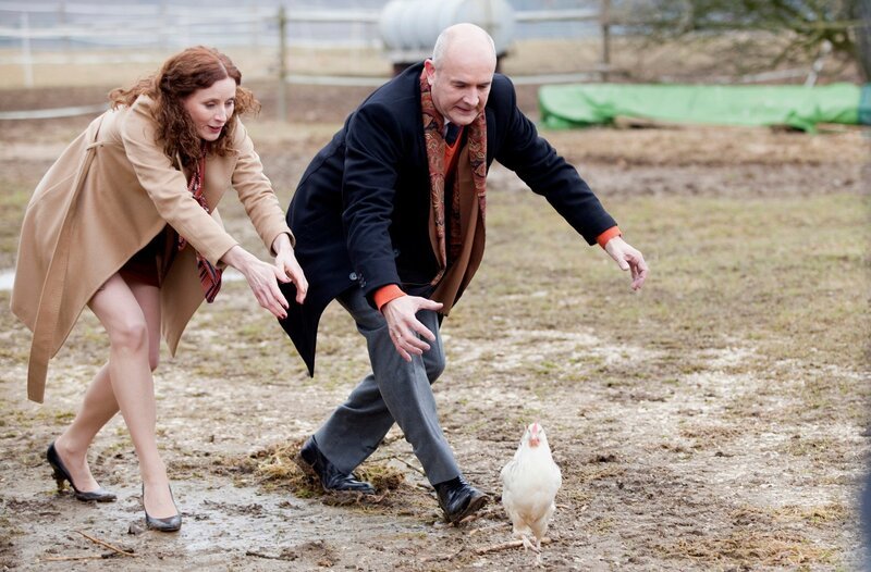 Die Erbschleicher Bodo von Thörwald und Katharina auf der Jagd nach Huhn Charlotte. – Bild: ARD/​Sabine Hackenberg
