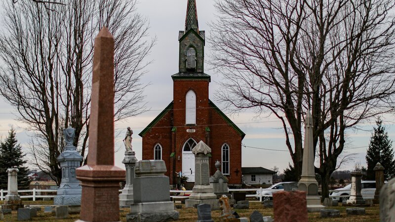 Front Exterior of the Enchanted Church across the street from Pleasant Ridge Cemetery in Sycamore, Ohio – Bild: Discovery, Inc.