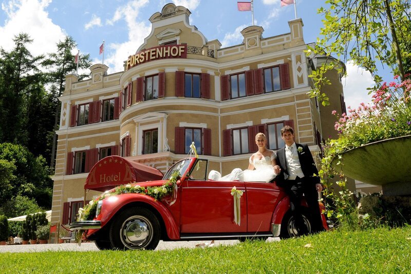 Hochzeit: Das Brautpaar Theresa (Ines Lutz, l.) und Moritz (Daniel Fünffrock, r.) präsentieren sich im märchenhaften Hochzeitsauto. – Bild: ARD/​Jo Bischoff