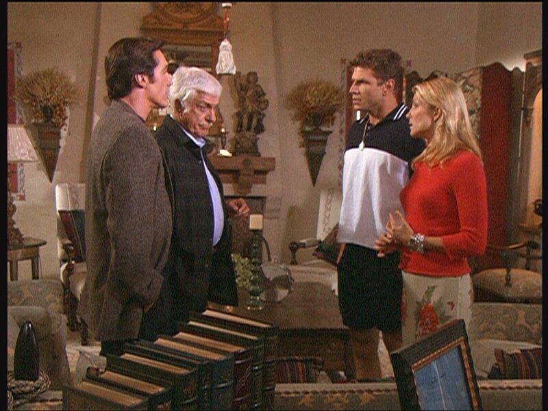 (v.l.n.r.) Steve (Barry Van Dyke) und Mark (Dick Van Dyke) konfrontieren Jim und Dina mit ihrem Verdacht, dass Jim seinen Zwillingsbruder ermordet und dessen Identität angenommen hat. – Bild: Sat.1 Gold