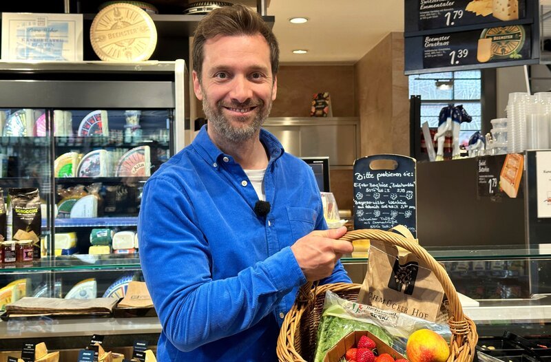 Yvonne Willicks’ WDR-Kollege Daniel Aßmann macht die große Regional-Challenge. Zehn verschiedene Produkte, die Herausforderung: sie alle sollen so nah wie möglich um Daniel Aßmanns Wohnort Hattingen geerntet und hergestellt worden sein. Sein Glück versucht er auf dem lokalen Wochenmarkt, im Supermarkt und im Discounter – Bild: WDR/​solis TV