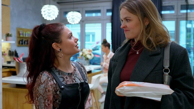 Chiara steht in der Schnitte allein unter Druck. Als eine Kundin ihren Zeitplan sprengt, droht sie zu verzweifeln. Ausgerechnet Raffi greift ihr rettend unter die Arme – und beim anschließenden Gespräch nähern sich die beiden wieder an. – Bild: RTLZWEI