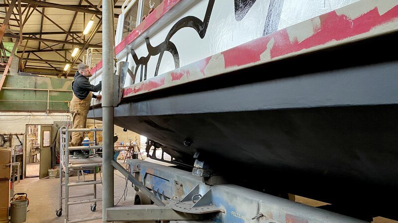 Abseits des Trubels an den Landungsbrücken bekommt die Barkasse einen neuen Kunst-Anstrich – Bild: NDR