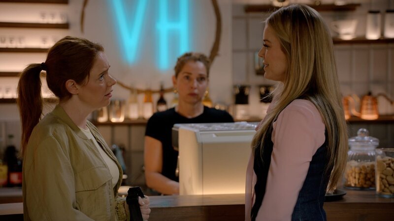 Toni (Olivia Marei, l.) kann ihr Bauchgefühl nicht länger ignorieren. Rechts Jessica (Nina Ensmann), hinten Nina (Maria Wedig). – Bild: RTL