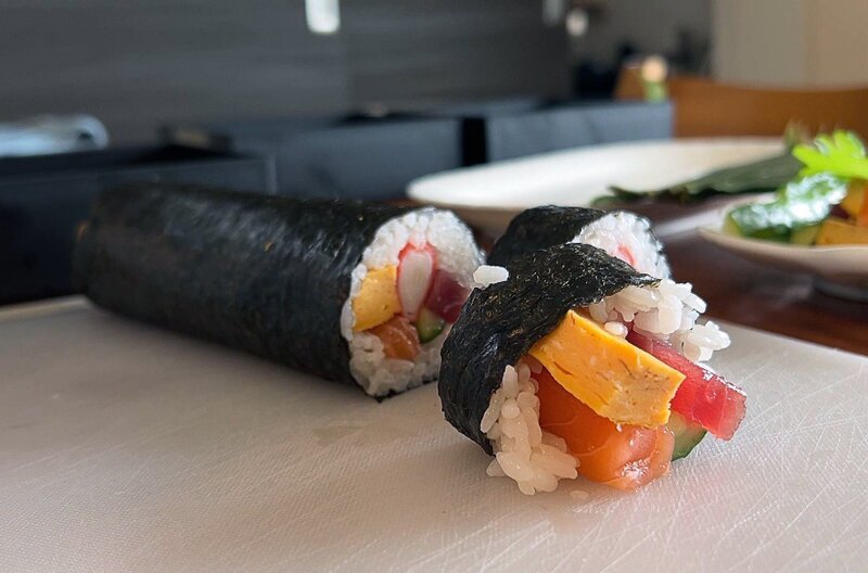 In Tokio bereitet Miki als Snack für ihre Freunde Futomaki zu. – Bild: Elephant Doc