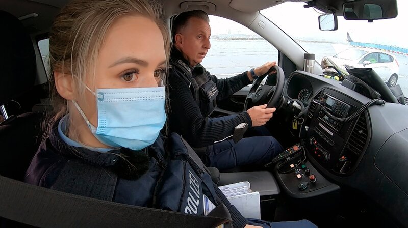 Polizeimeisterin Alexandra Metzmacher im Einsatz mit ihrem Kollegen Polizeihauptkommissar Ingo Vorberg. – Bild: HR
