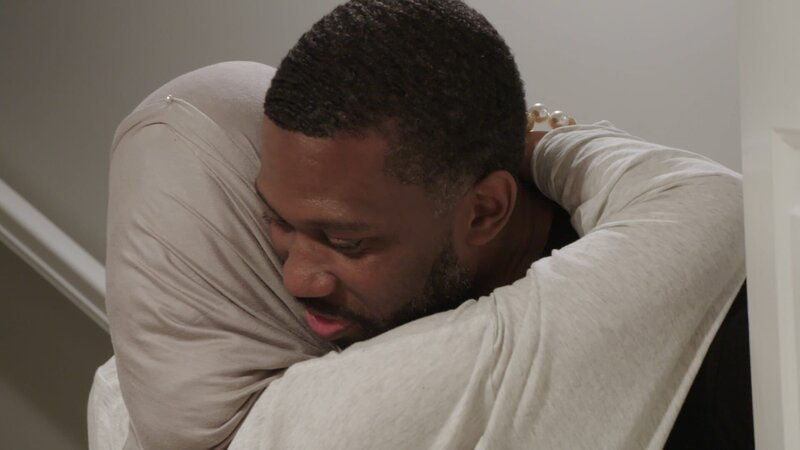 Shaeeda gives Bilal a hug. – Bild: Zoe Yellen /​ Sharp Entertainment /​ Discovery Communications, LLC