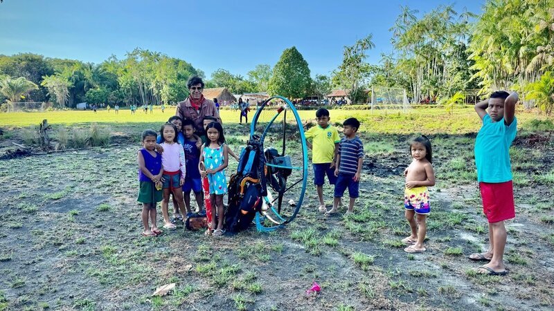 Der Paramotor-Pilot Sylvestre Campe im indigenen Dorf Aruti am Alto Rio Negro. – Bild: 3sat