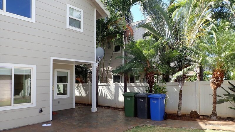 View of the Paradise House yard, shown to clients Amber and Corey Goff, in Ewa, Hawaii, as seen on HGTV’s Hawaii Life. – Bild: Scripps Networks, LLC