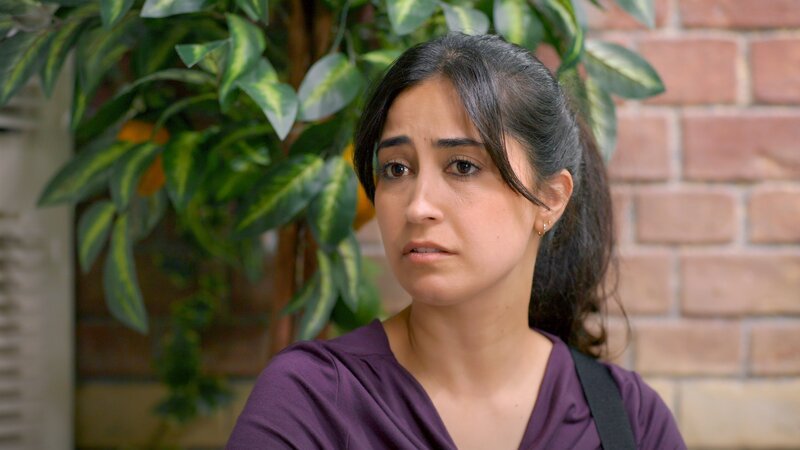 Esmas (Özge Delioglan) schlechtes Gewissen ob ihres Betrugs wird unabsichtlich von Tobias befeuert. – Bild: RTL