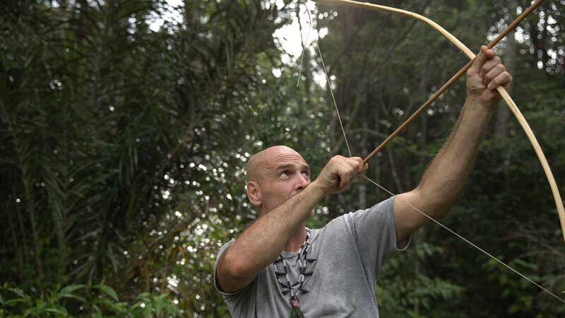 Ed drawing a wood bow and arrowing. – Bild: Warner Bros. Discovery