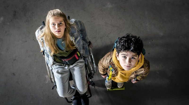 Pippa und Jet schauen sich in der Fabrikhalle nach Fledermäusen um. – Bild: NDR/​Boris Laewen